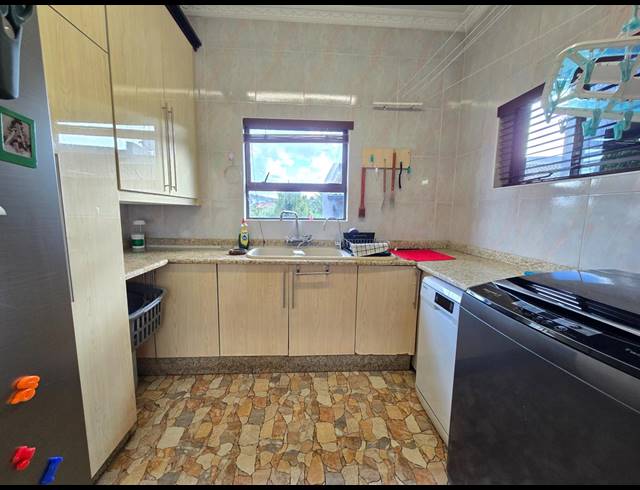 8 BEDROOM HOUSE FOR SALE IN BASSONIA